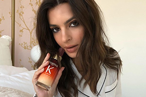 Mulai hari dengan positif tanpa rambut kusut dan berantakan dengan menggunakan Kerastase 8H Magic Night Serum di setiap perawatan rambut malam Anda.